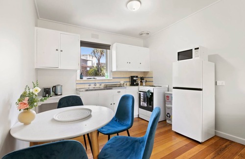 Torquay House | Prime Location Hotel: Steps from Amenities and Family-Friendly