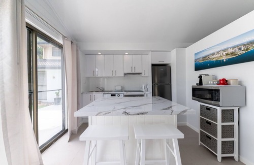 Broadbeach Waters Ski Chalet | Pet-Friendly Beach Shack: Steps to Oceanfront Fun