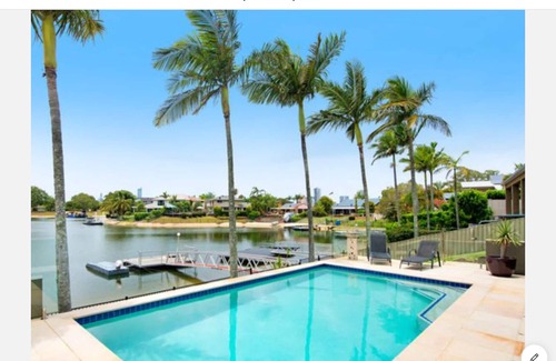 Broadbeach Waters Ski Chalet | Pet-Friendly Beach Shack: Steps to Oceanfront Fun