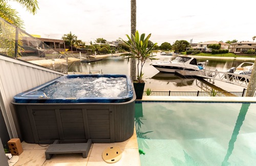 Broadbeach Waters Ski Chalet | Pet-Friendly Beach Shack: Steps to Oceanfront Fun