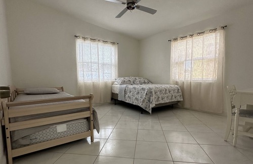 Little Ranches House | Ideal Family Retreat Steps from Hollywood Beach