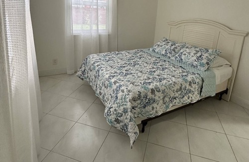 Little Ranches House | Ideal Family Retreat Steps from Hollywood Beach