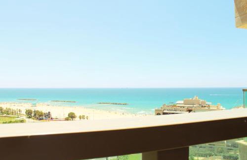 Ashkelon Apartment | Beachfront Bliss: Gym, Spa & Breakfast Included with Views