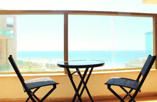 Ashkelon Apartment | Beachfront Bliss: Gym, Spa & Breakfast Included with Views