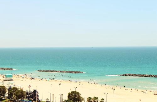 Ashkelon Apartment | Beachfront Bliss: Gym, Spa & Breakfast Included with Views