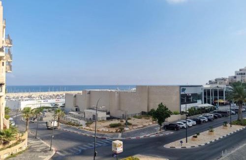Ashkelon Apartment | Beachfront Retreat with Private Jacuzzi & Gym Access