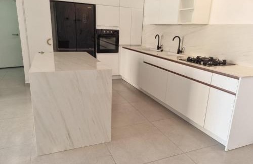 Ashkelon Apartment | Beachfront Retreat with Private Jacuzzi & Gym Access