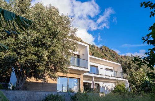 Paul do Mar Villa | Beach Sunset Villa: Oceanfront Retreat Near the Shore