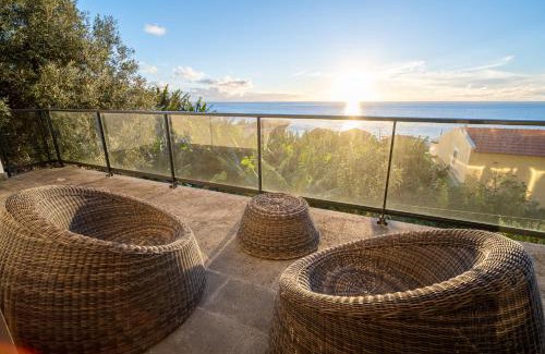 Paul do Mar Villa | Beach Sunset Villa: Oceanfront Retreat Near the Shore