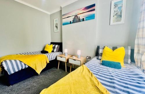Westcliff-on-Sea Apartment | Beach Vibes by Artisan Stays: Pet-Friendly Getaway