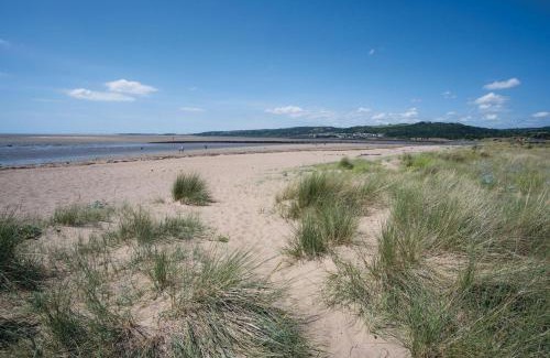 Llanelli Apartment | Cozy Beach View 2 Bedroom Apartment - Pet Friendly Stay