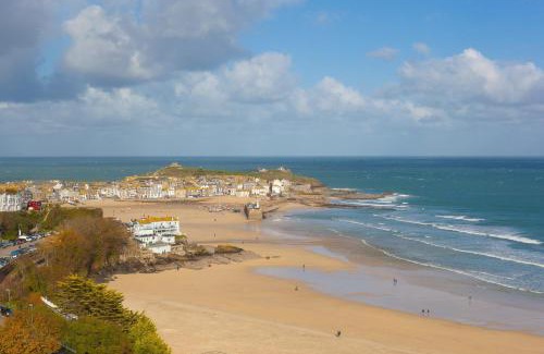 St Ives House | Ocean View Bliss at Beach View - 4 Star, Guest Rated 10/10