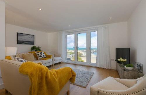 St Ives House | Ocean View Bliss at Beach View - 4 Star, Guest Rated 10/10