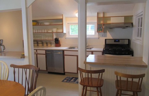 Rye House | Oceanfront Family Retreat at Jenness Beach with Pool