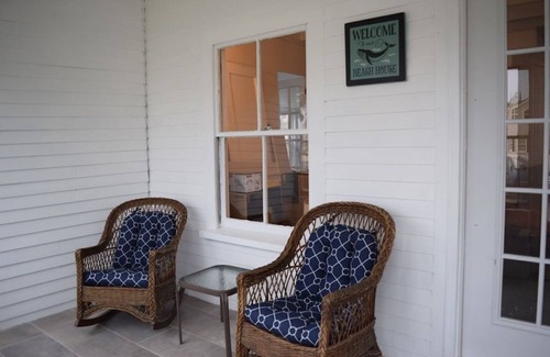 Rye House | Oceanfront Family Retreat at Jenness Beach with Pool