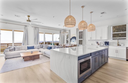 Gulfport House | Beach Views, Heated Pool/Spa, Fire Pit, & Golf Green and walkable to downtown!