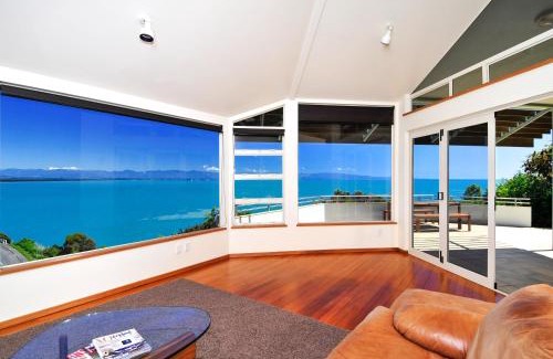 Britannia Heights House | Seaside Getaway at Beach Views Holiday Home - Family Friendly