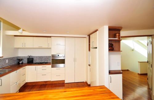 Britannia Heights House | Seaside Getaway at Beach Views Holiday Home - Family Friendly