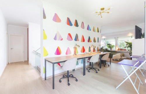Paco De Arcos Villa | Beach Villa Retreat: Family-Friendly with Pool & Hot Tub