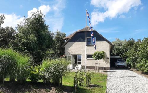 Makkum Villa | Oceanfront Beach Villa Makkum - Family-Friendly Escape