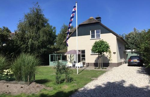 Makkum Villa | Oceanfront Beach Villa Makkum - Family-Friendly Escape