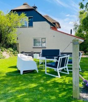 Makkum Villa | Oceanfront Beach Villa Makkum - Family-Friendly Escape