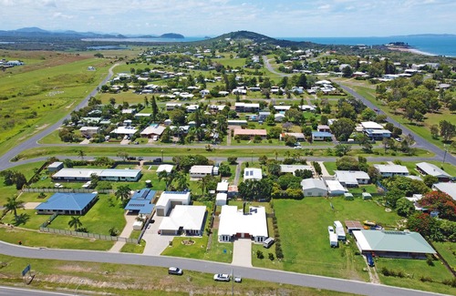 Emu Park House | Beach Walk on Hill: Exceptional Oceanfront Getaway