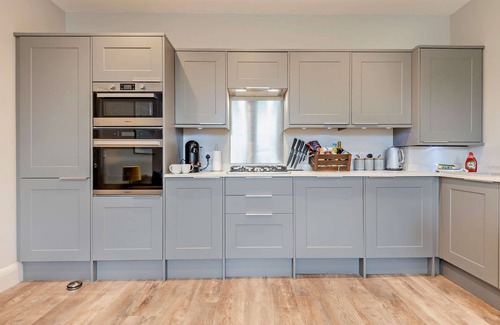 Southbourne House | Modern Southbourne 2-Bedroom Apartment Near the Beach
