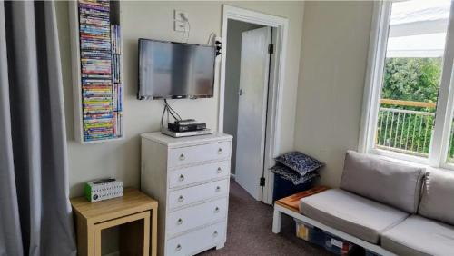 Kakanui House | Beachbach16 - Kakanui: Pet-Friendly Oceanfront Retreat