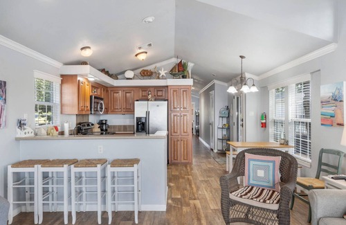 Sperry Cottage | Relax by the Beach with Lake Views and Breakfast Included
