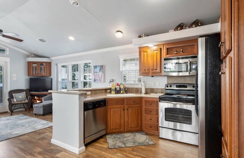 Sperry Cottage | Relax by the Beach with Lake Views and Breakfast Included