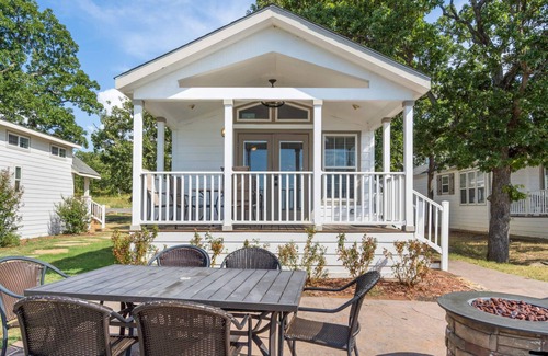Sperry Cottage | Relax by the Beach with Lake Views and Breakfast Included