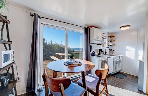 Oregon Coast Apartment | Beachfront Escape Unit #1: Family-Friendly & Pet Welcome