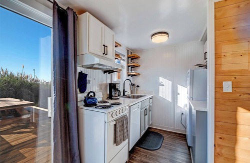 Oregon Coast Apartment | Beachfront Escape Unit #1: Family-Friendly & Pet Welcome