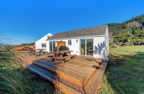 Oregon Coast Apartment | Beachfront Escape Unit #1: Family-Friendly & Pet Welcome