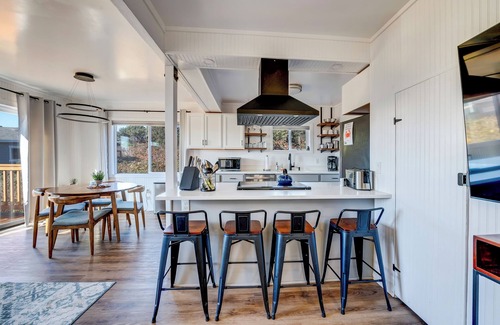 Oregon Coast Cottage | Beachfront Escape: Pet-Friendly Unit with Kitchen & Breakfast