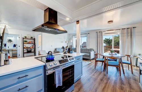 Oregon Coast Cottage | Beachfront Escape: Pet-Friendly Unit with Kitchen & Breakfast