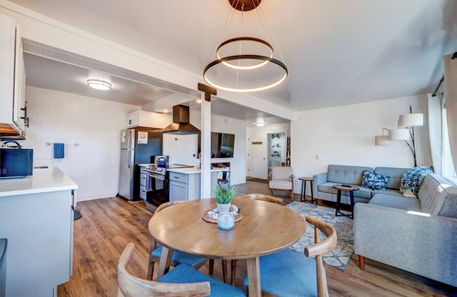 Oregon Coast Cottage | Beachfront Escape: Pet-Friendly Unit with Kitchen & Breakfast