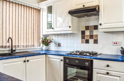 Skinningrove House | Pet-Friendly Beachcomber Cottage: A Family Retreat Awaits