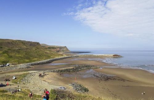 Skinningrove House | Pet-Friendly Beachcomber Cottage: A Family Retreat Awaits