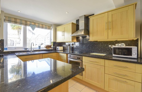 Treator Cottage | Relax at Beachcomber with Oceanfront Views and Breakfast