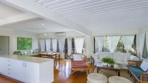 Pearl Beach House | Cozy Beachcomber Pearl Beach - Steps to Sand & Cafes