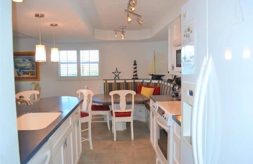 Longboat Key Condo | Beachcomber Unit 208: Ocean View with Family-Friendly Amenities