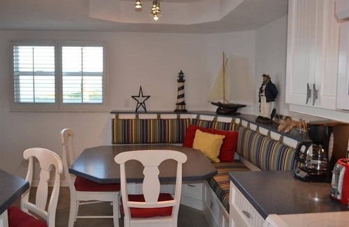 Longboat Key Condo | Beachcomber Unit 208: Ocean View with Family-Friendly Amenities