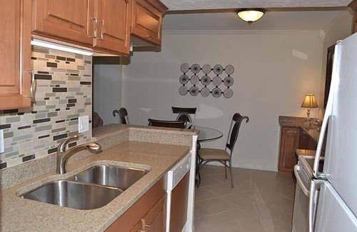 Longboat Key Condo | Beachcomber Unit 405: Ocean View with Pool & Accessibility