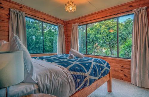 Coles Bay House | Beachcroft: Family-Friendly Ocean View Retreat Awaits You