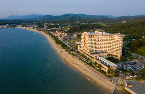 Holmoe Resort | Beach Palace: Family-Friendly Escape with Ocean View Amenities