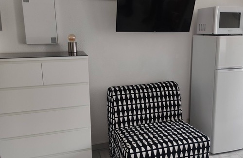 Cap d'Agde Apartment | Beachside Retreat: 10/10 Rating with Balcony & WIFI