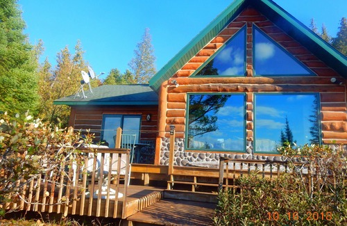 Drummond House | Exclusive Beachfront Log Home on Lake Huron with WiFi