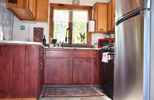 Mid-Coast and Islands Cottage | Oceanfront Escape: Unforgettable Views and Cozy Amenities